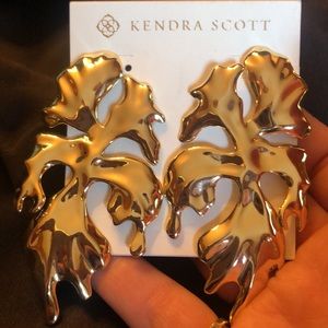 Kendra Scott Savannah Earrings in Gold! Very Statement Piece